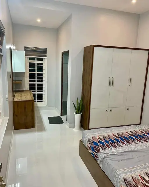 Two-tone almirah in bedroom – Almirah by Varnika Furnitures and Aluminium Works, Lucknow