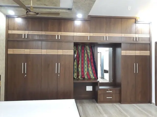 Wardrobe with built-in dresser – Wardrobe by Varnika Furnitures and Aluminium Works, Lucknow