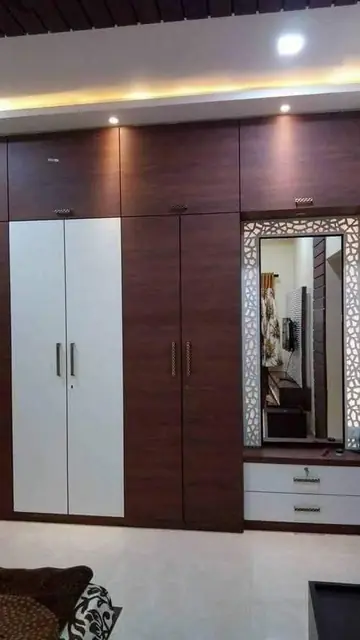 Wardrobe with jaali mirror panel – Wardrobe by Varnika Furnitures and Aluminium Works, Lucknow