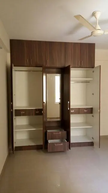 Walk-in wardrobe interiors – Wardrobe by Varnika Furnitures and Aluminium Works, Lucknow