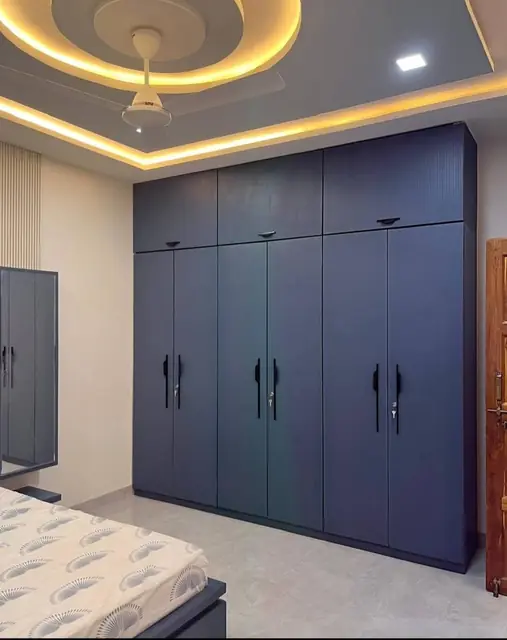 Navy matte wardrobe under cove ceiling – Wardrobe by Varnika Furnitures and Aluminium Works, Lucknow
