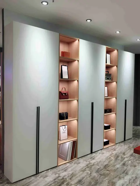 Handleless wardrobe with lit display shelves
